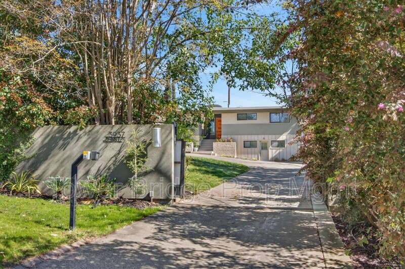 Fair Oaks House: 3937 Orangewood Dr