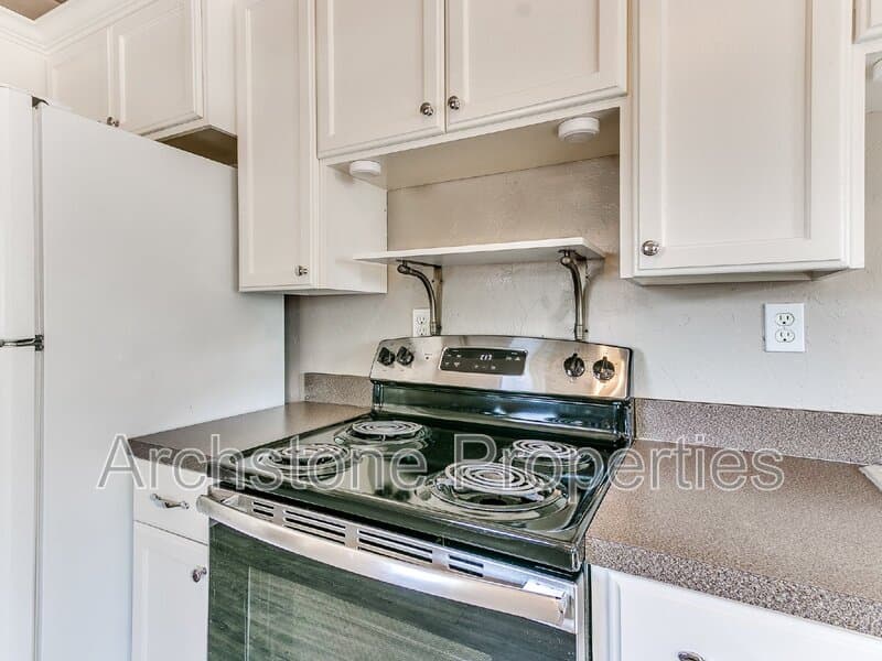 Edmond House: 202 E 3rd St