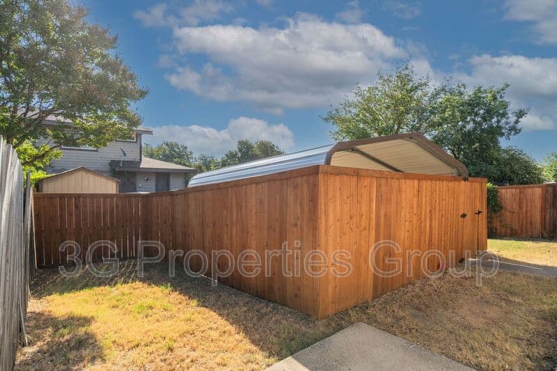 Lewisville House: 613 Hunters Glen St