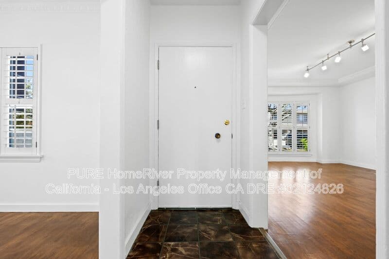 Los Angeles House: 1534 Hayworth Ave
