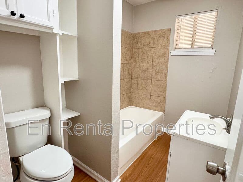 Fort Worth House: 525 Hammond St.