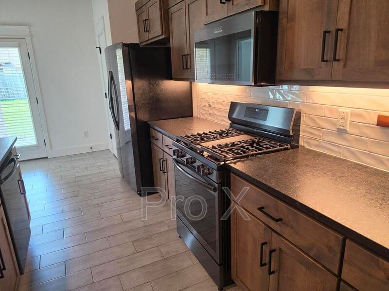 Webb city House: 333 e Greystone