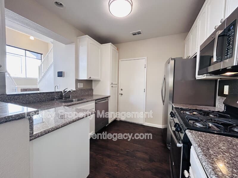 Suisun City House: 232 Redstone Cir