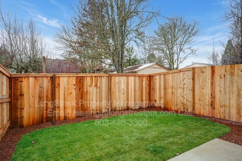 Monmouth Townhome: 484 S Monmouth Ave