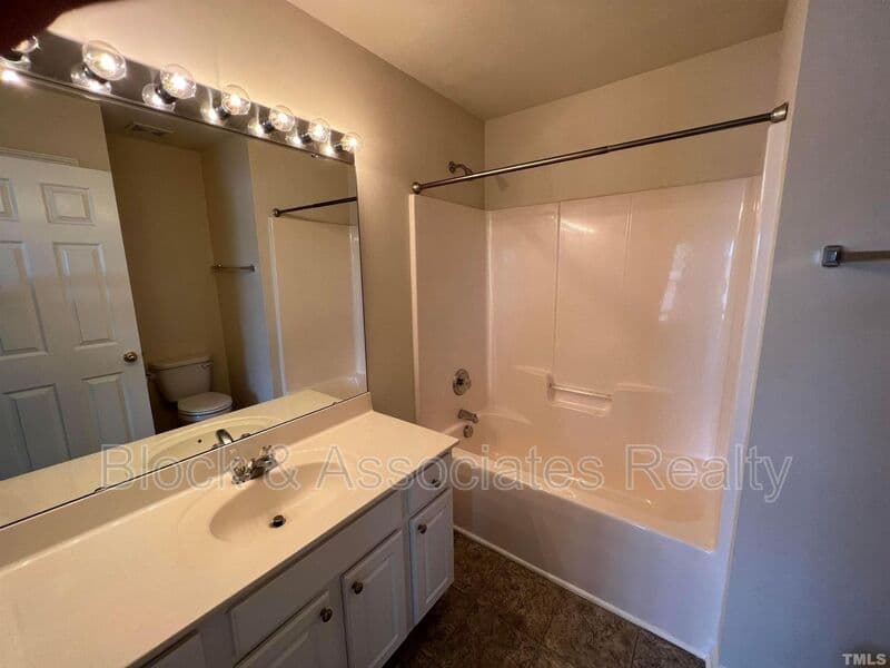 Morrisville House: 206 Great Ridge Court