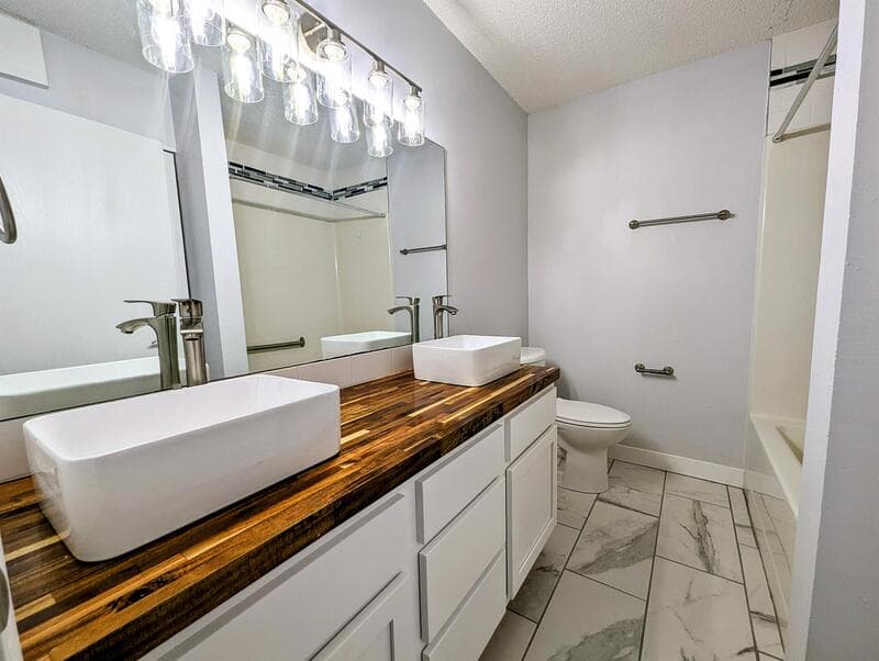 Pella Condo: 408 East 15th Street - 107