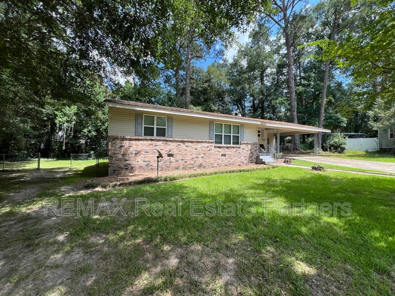 Hattiesburg House: 105 Rainbow Cir