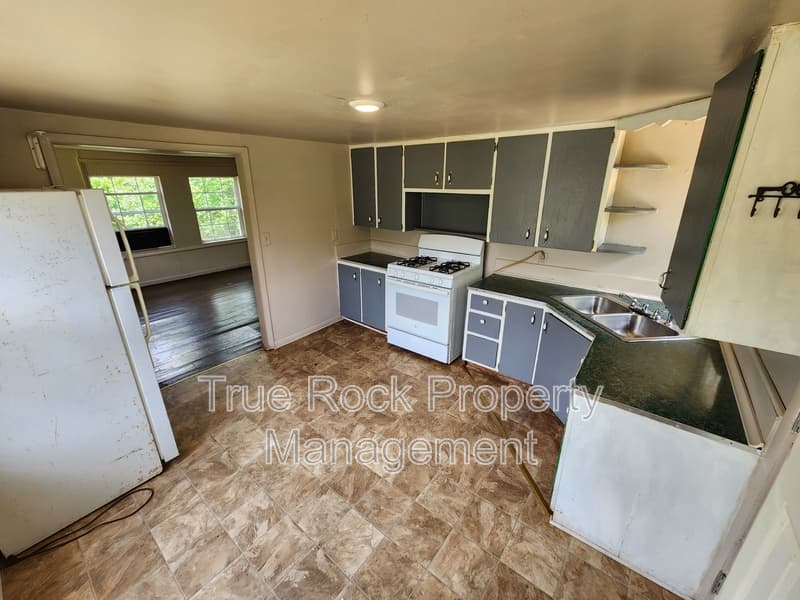 Asher House: 102 W 7th (Asher)