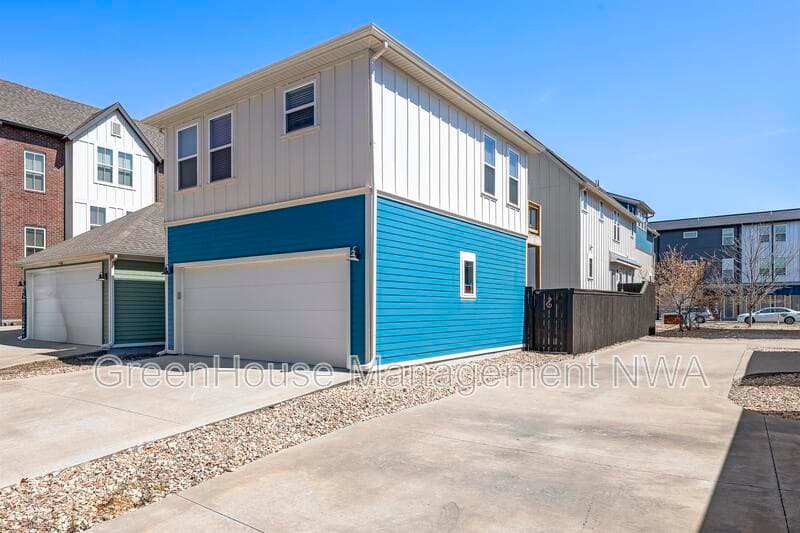 Bentonville House: 636 SW B ST