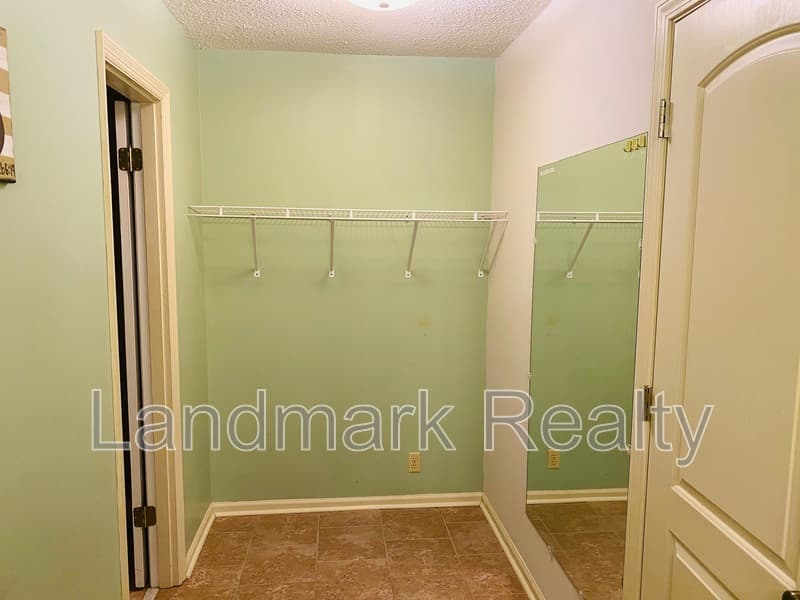 Warner Robins House: 116 Lake Front Drive