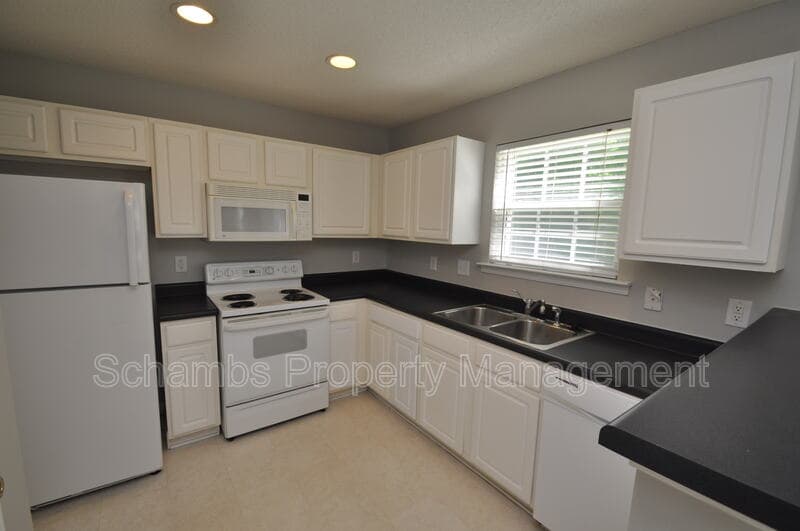 Raleigh House: 5909 Rivercliff Ct