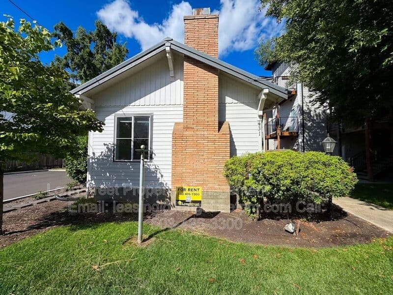 Keizer House: 431 Chemawa Rd N