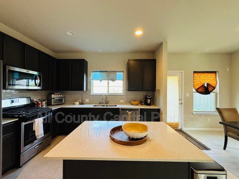 Manor House: 12605 Albatross Pass