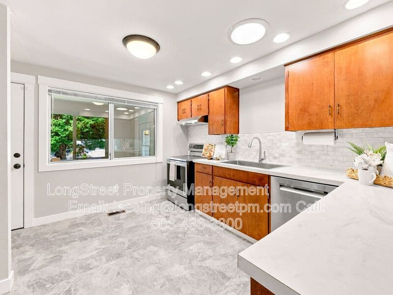 Beavercreek House: 22032 S Dans Ave