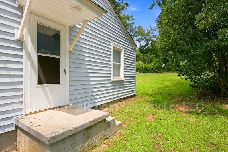 Greenville House: 8 Pacific Ave