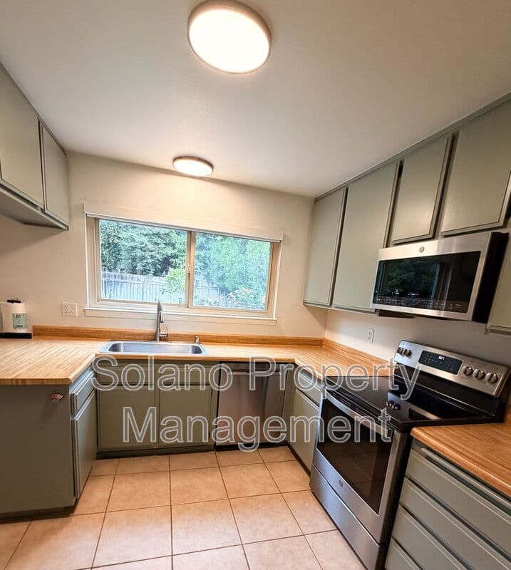 Dixon House: 950 Pembroke Way