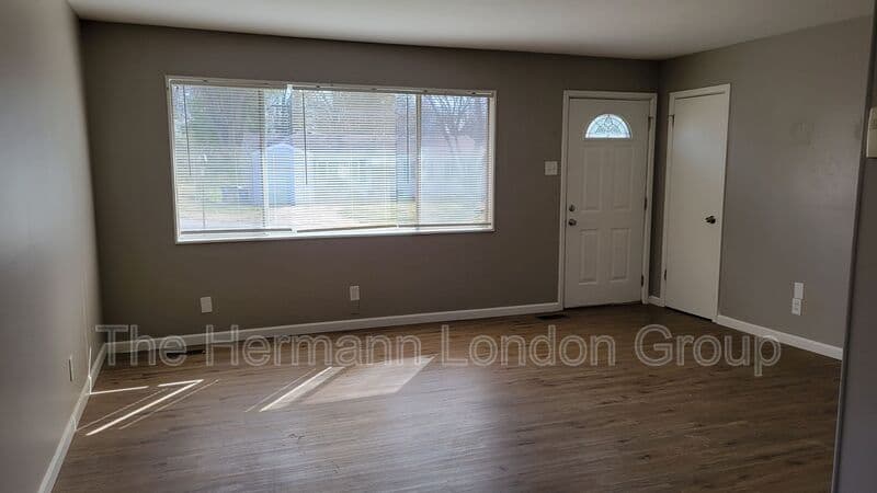 St Louis House: 227 Meadowcrest Dr