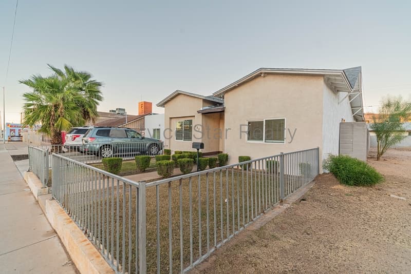 Phoenix House: 337 N 15th Ave