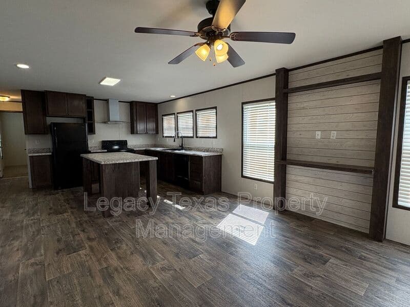 Cleburne Condo: 800 N Old Betsy