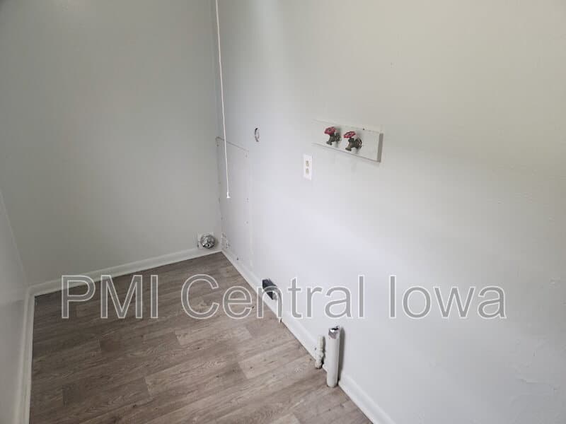Des Moines House: 290 E 17th St