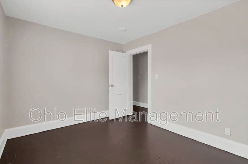 Columbus House: 2709 Sullivant Ave