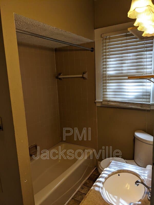 Jacksonville House: 1211 Hollywood Ave