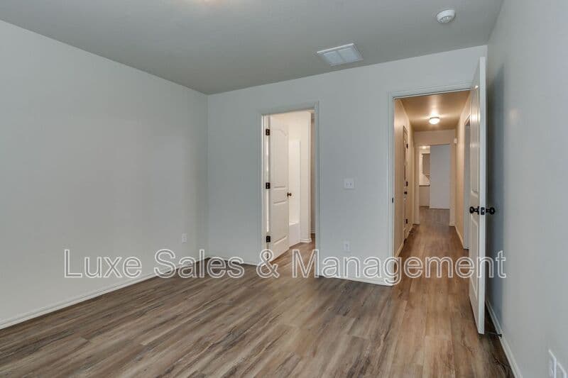 Edmond House: 341 Chalk Hill Ct