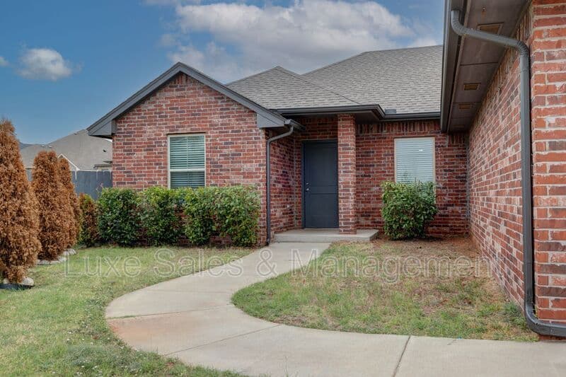Edmond House: 6259 NW 177th Circle