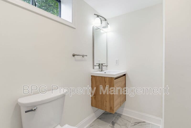 Woodstock Condo: 204 N Muhlenberg St