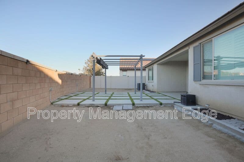 Menifee House: 29337 Chestnut St