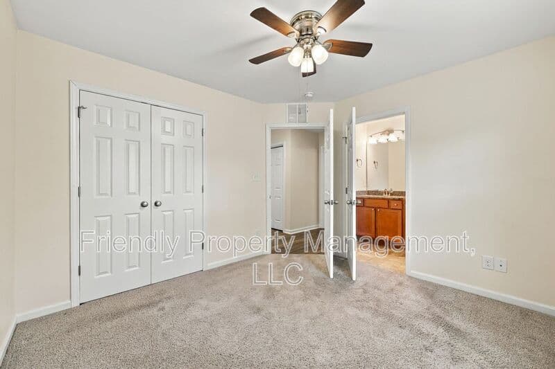 Greensboro House: 1 Llano Ct