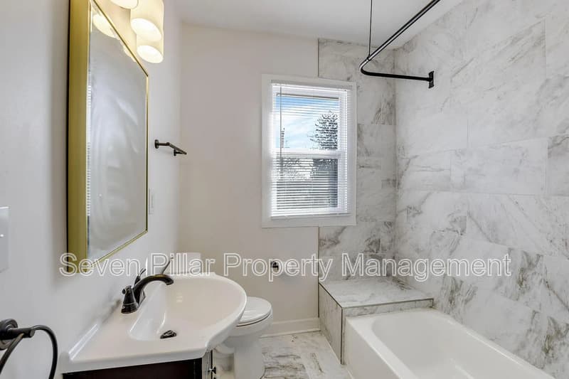Columbus House: 522 Ryan Ave