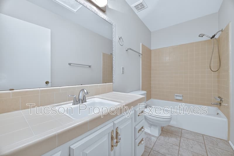 Tucson House: 510 West Calle Lago