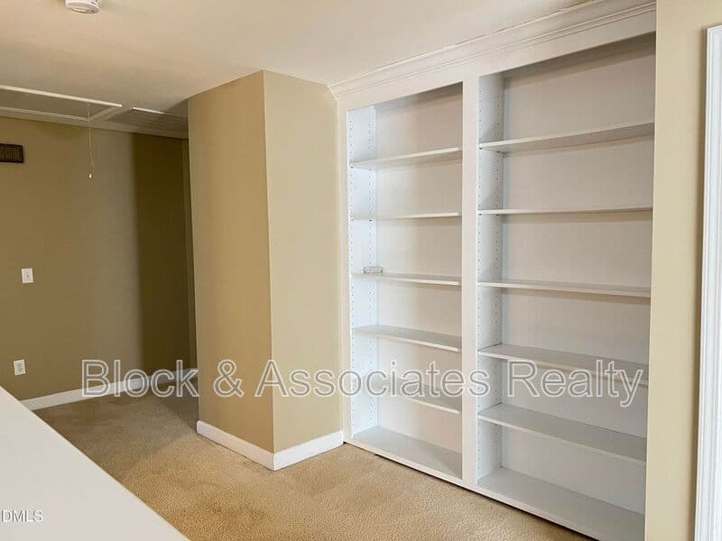Cary House: 936 Bentbury Way