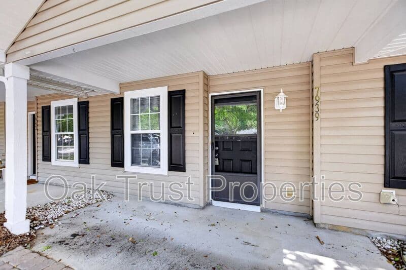 North Charleston Townhome: 7939 Vermont Rd