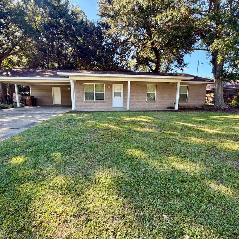 Long Beach House: 113 Alverado Dr