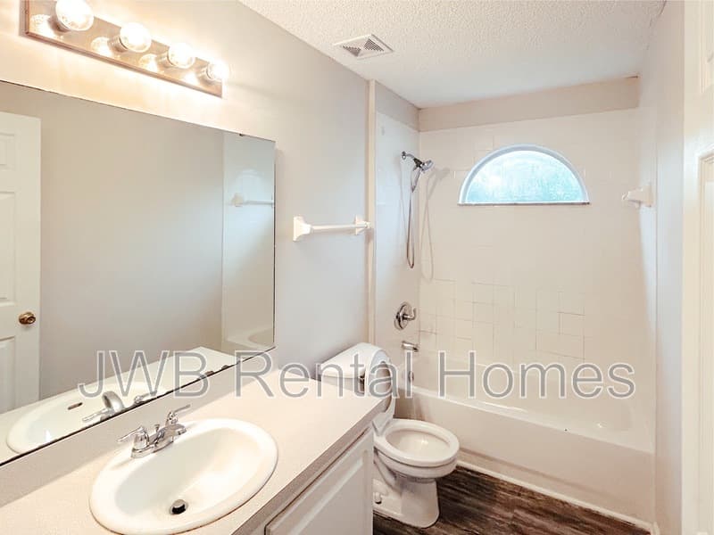 Orange Park House: 383 Turtle Dove Dr
