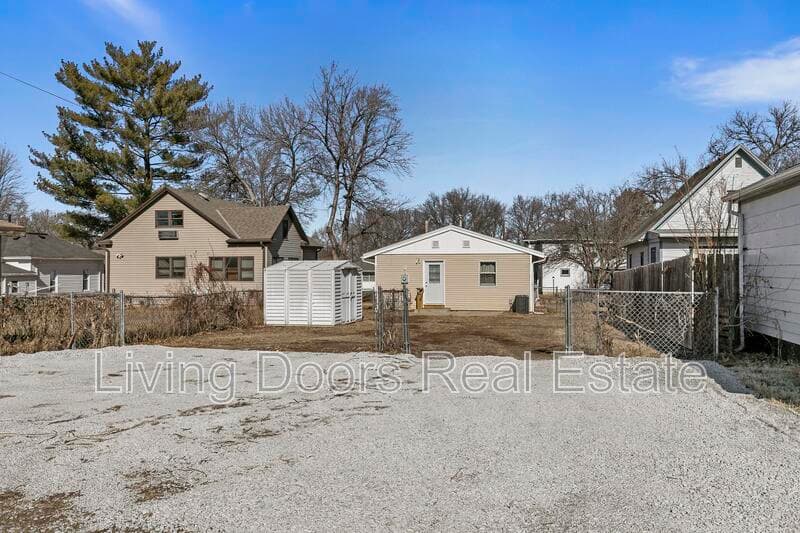 Lincoln House: 6935 Colby St