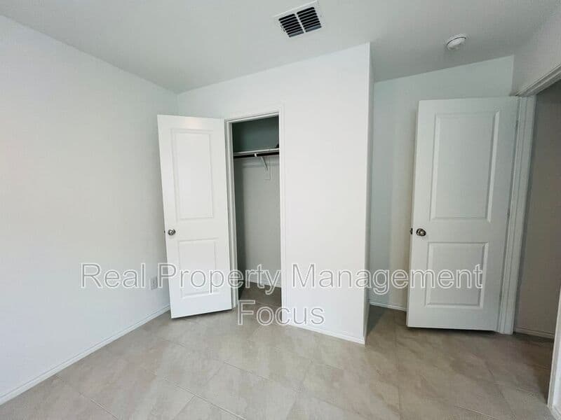 Oak Point House: 3401 Harper St