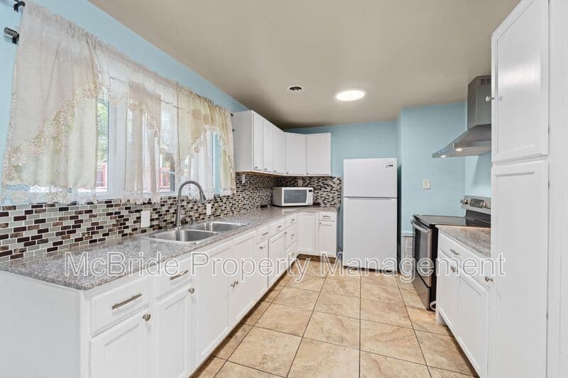 Augusta House: 2325 Cadden Road