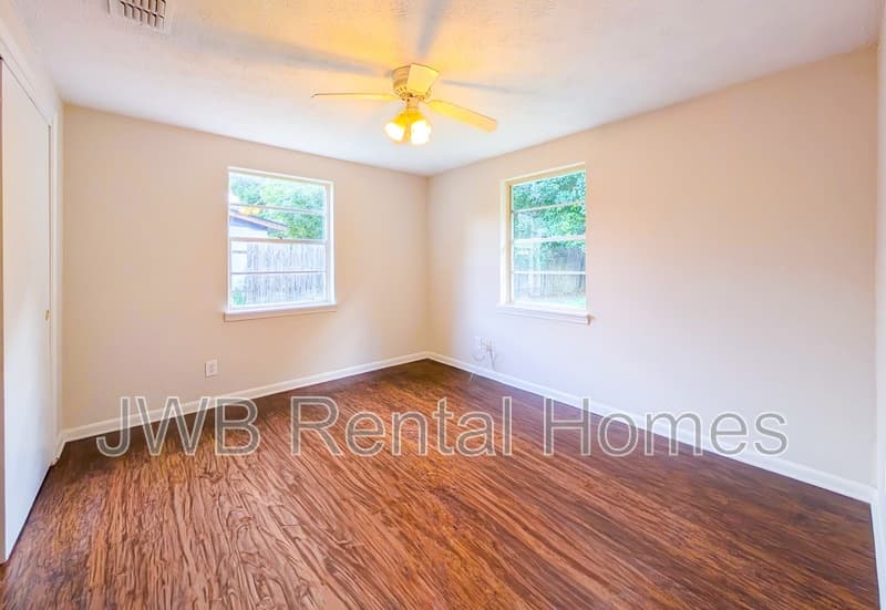 Jacksonville House: 5742 Newberg Ln