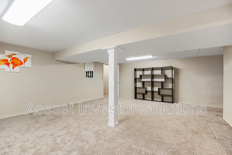 Leawood House: 8400 State Line Rd