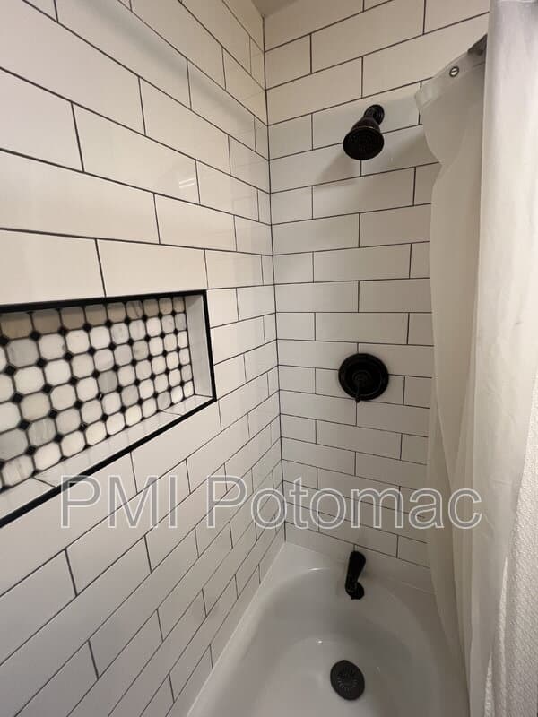 Bowie House: 12618 Kavanaugh Ln