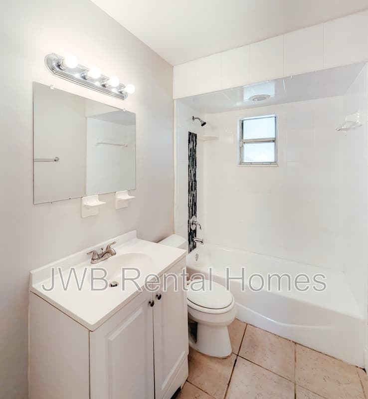 Jacksonville House: 3923 Leonard Cir W