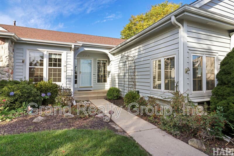 Lake Villa House: 128 Juniper Court