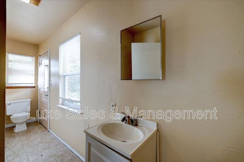 Midwest City House: 116 W. Rose Drive
