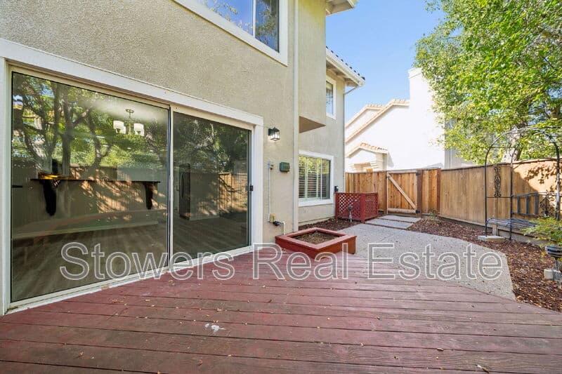 San Ramon Townhome: 613 S Blackbrush Ln