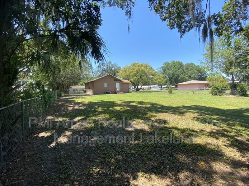 Lakeland House: 5608 Old Highway 37