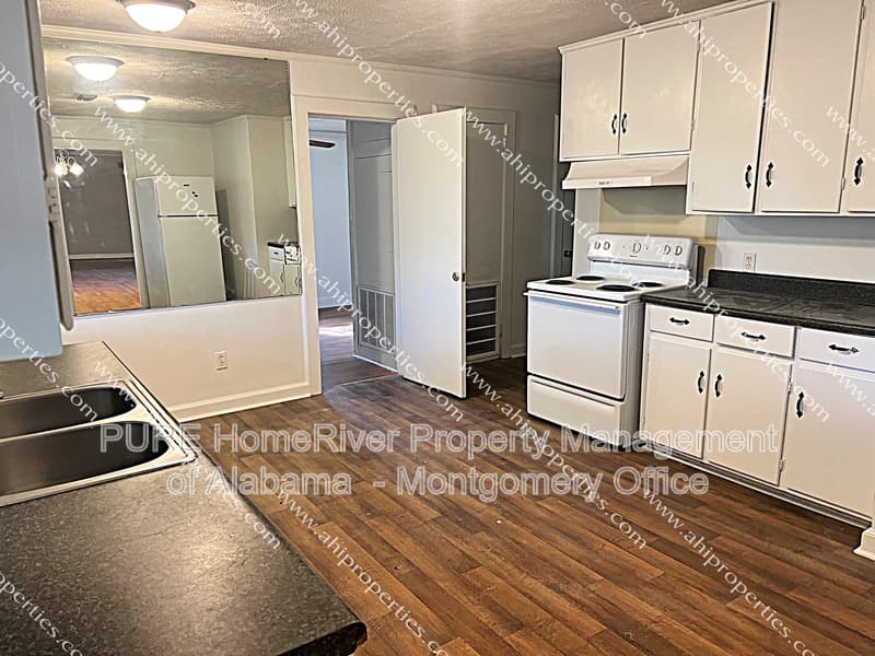 Montgomery House: 4260 Camellia Drive