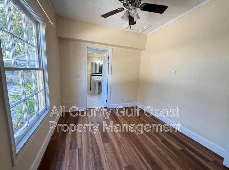 Sarasota House: 3817 Rilma Ave